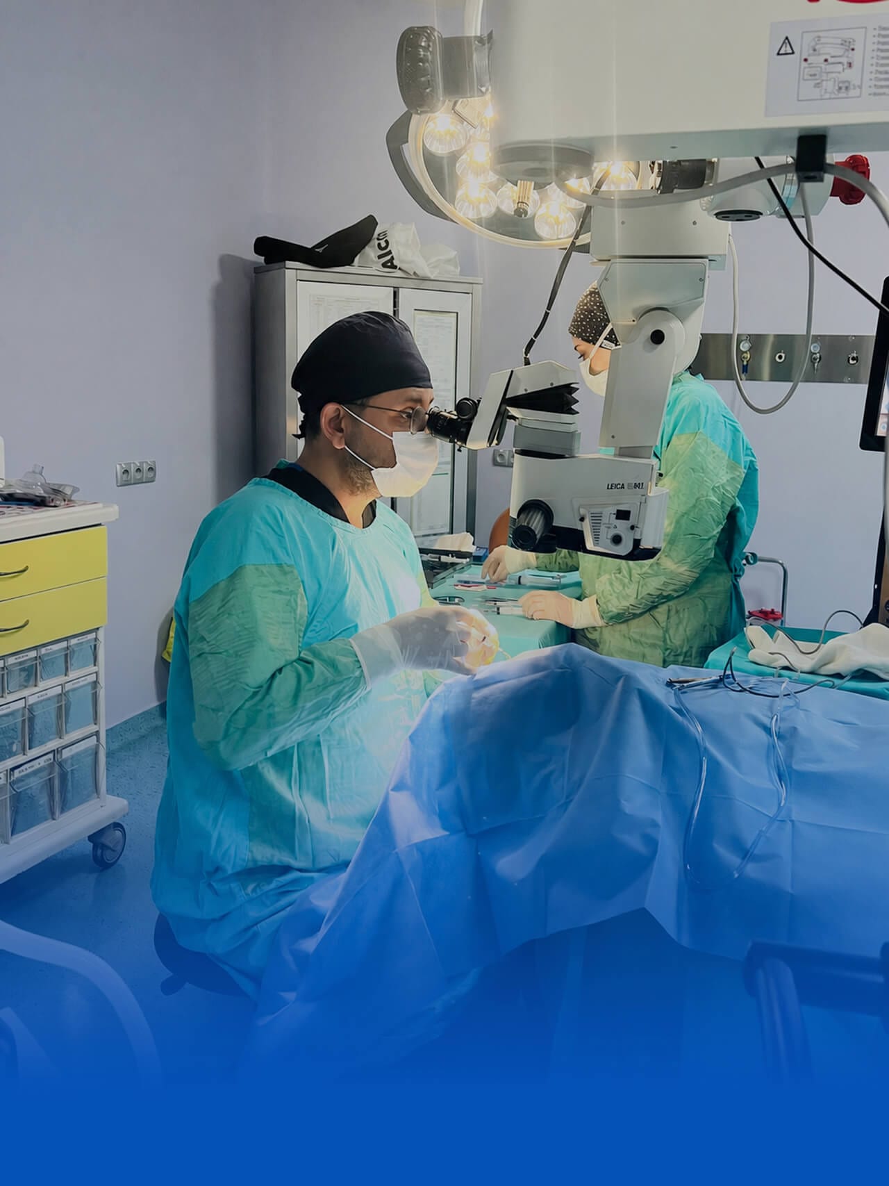 Op. Dr. Birol Coşkun, kliniğindeki iris tablosunun önünde
