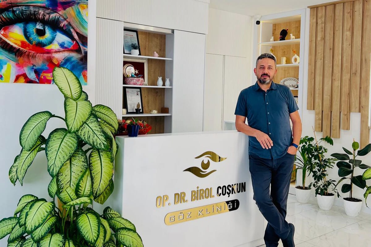 Op. Dr. Birol Coşkun, Fatsa’daki kliniğinin karşılama bankosunda