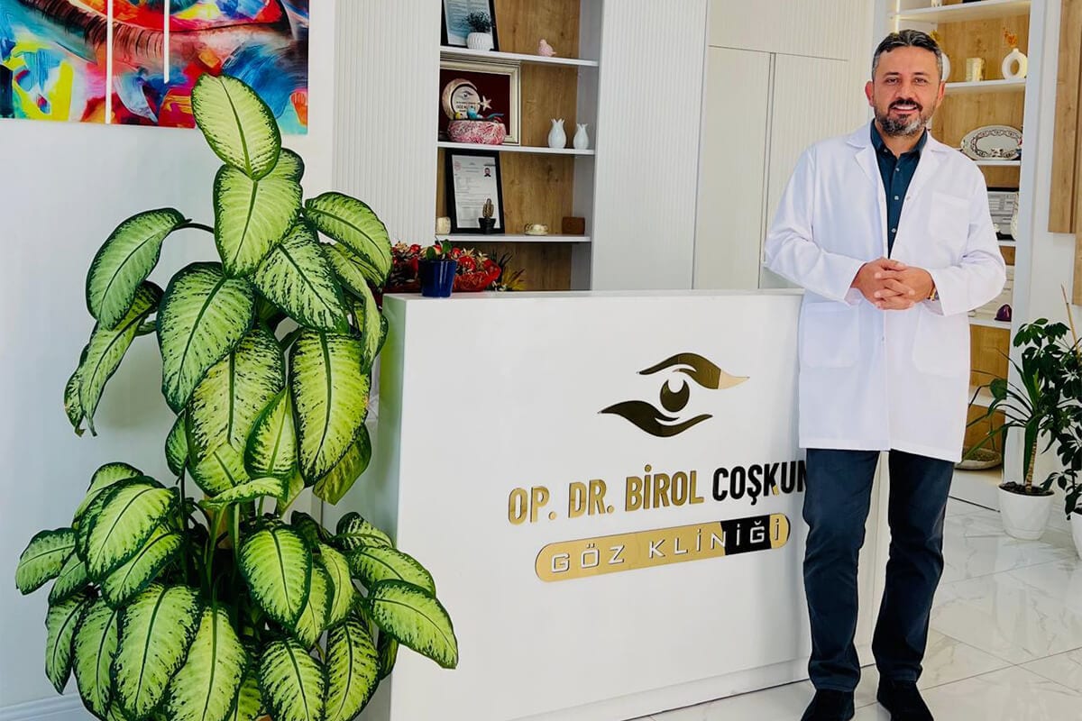 Op. Dr. Birol Coşkun klinikte hekim önlüğüyle