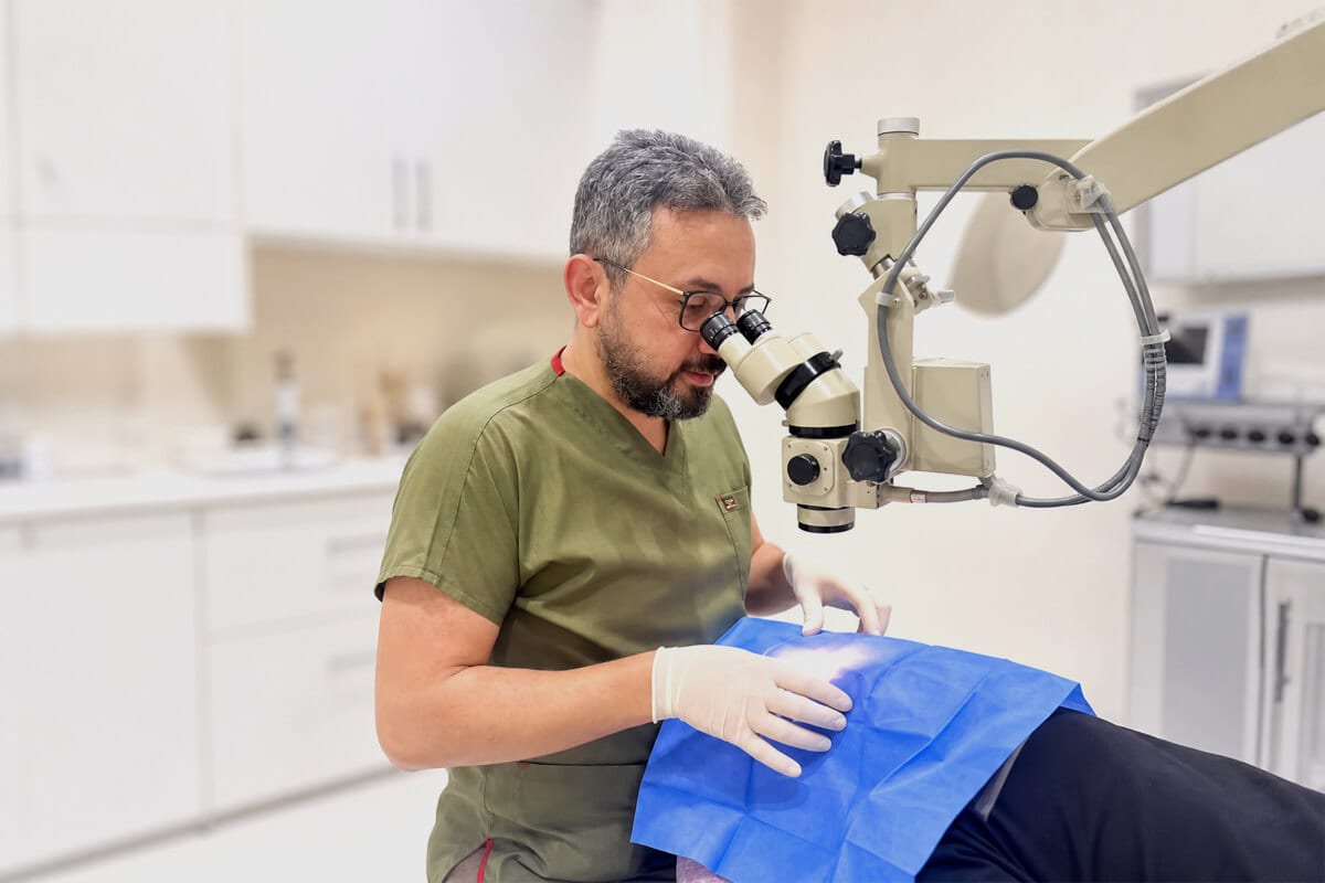 Op. Dr. Birol Coşkun ameliyathanede cerrahi mikroskop başında