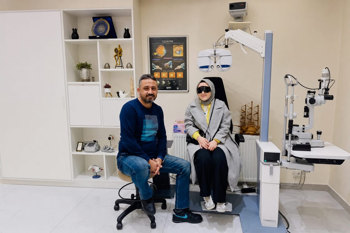 Op. Dr. Birol Coşkun ve hastası klinikte