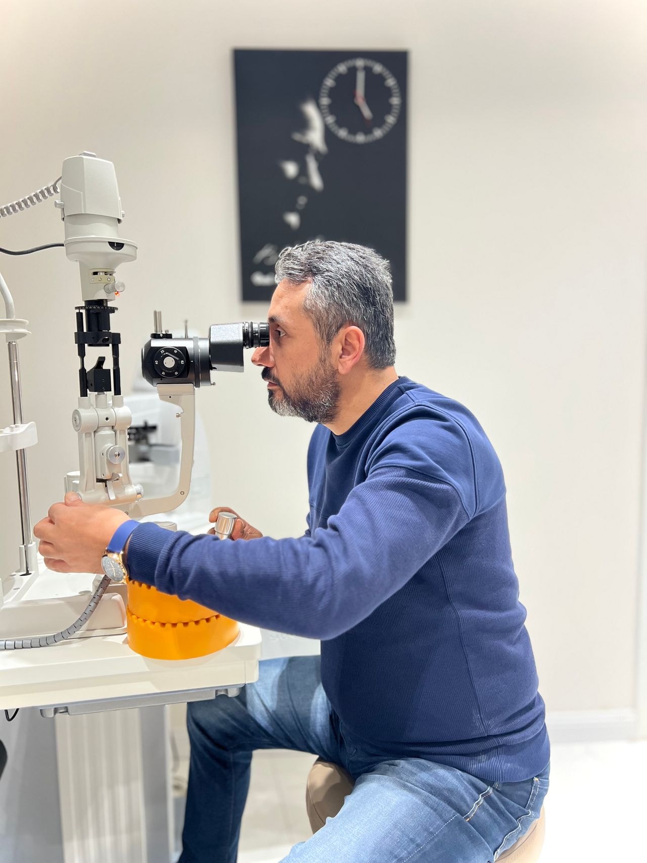 Op. Dr. Birol Coşkun biyomikroskop ile göz muayenesi yaparken